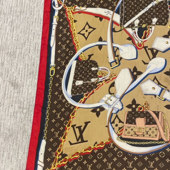 Good condition small stains in one corner of the scarf - Picture 14 of 16